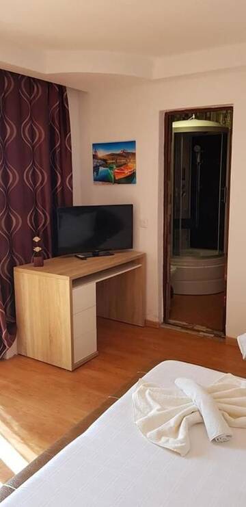 Фото номера Трехместный номер с террасой Гостевой дом Casa Cristina Corbu г. Корбу 5